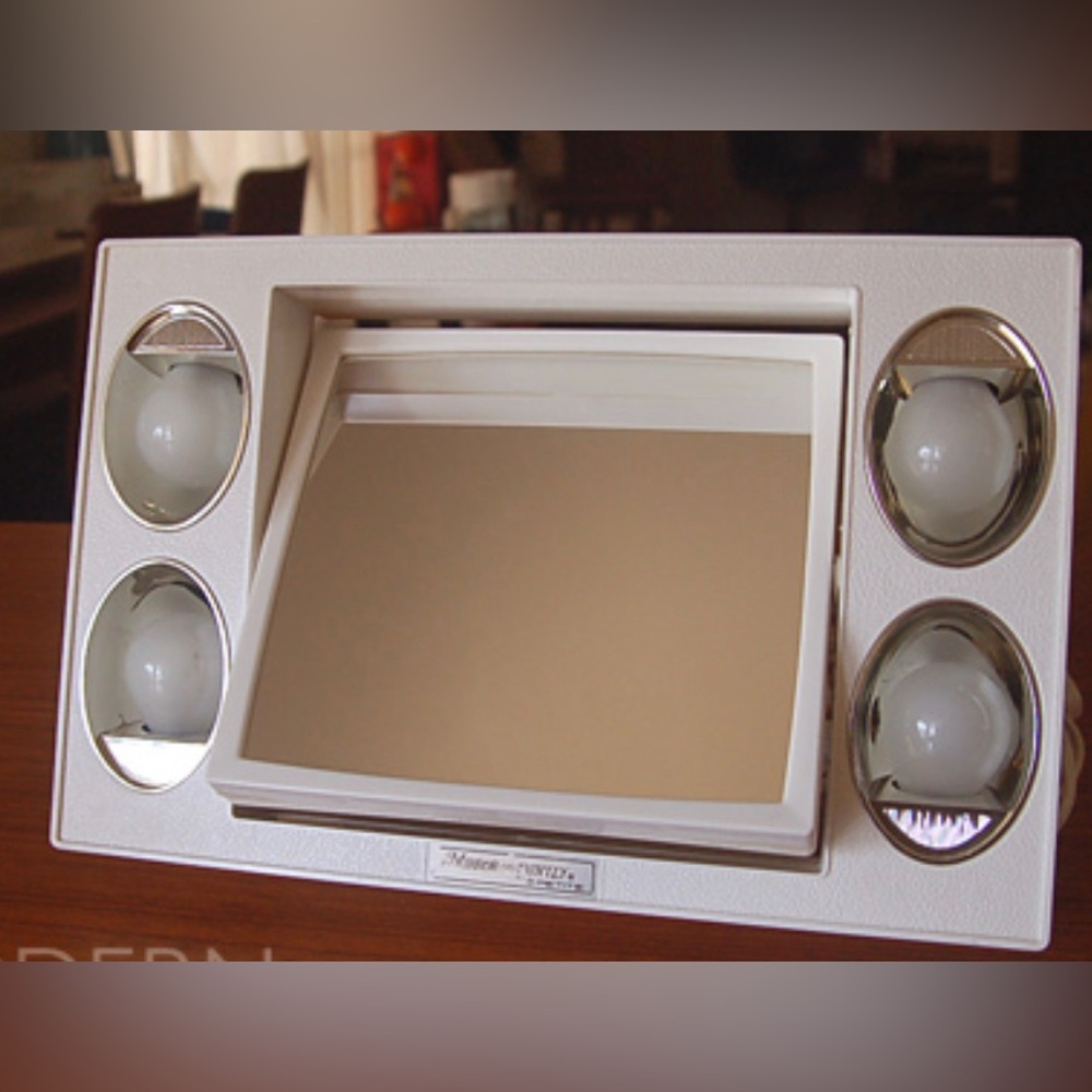 VINTAGE mirror go lightly with carrying case